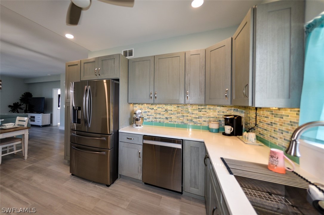 4361 Bay Beach LN 422