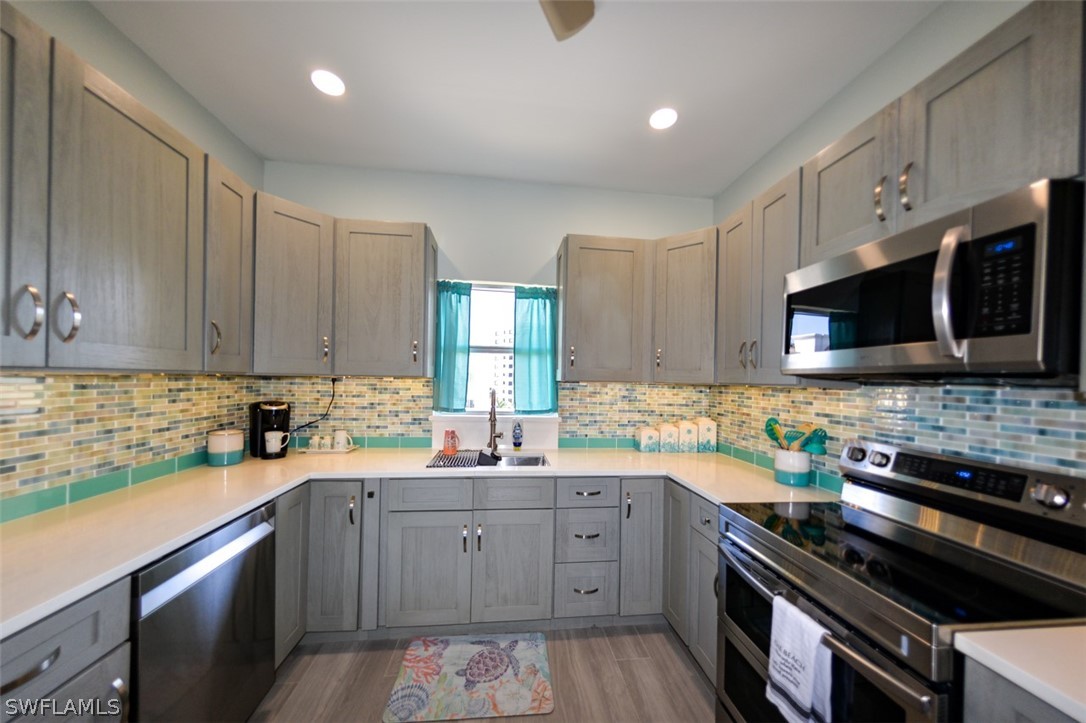 4361 Bay Beach LN 422