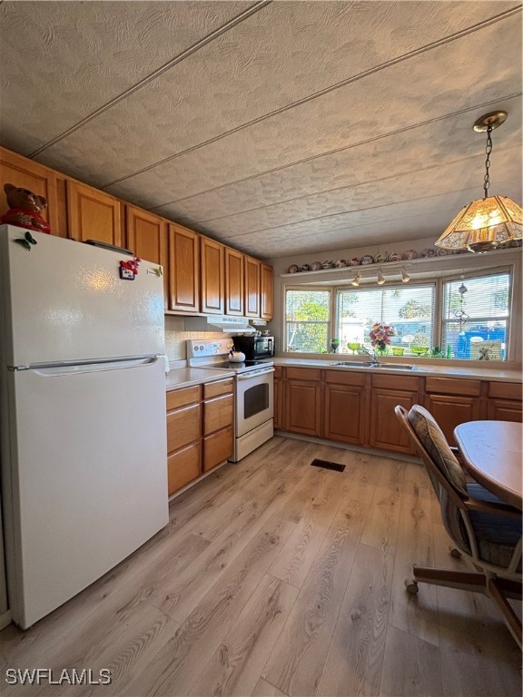 822 Hollyberry CT