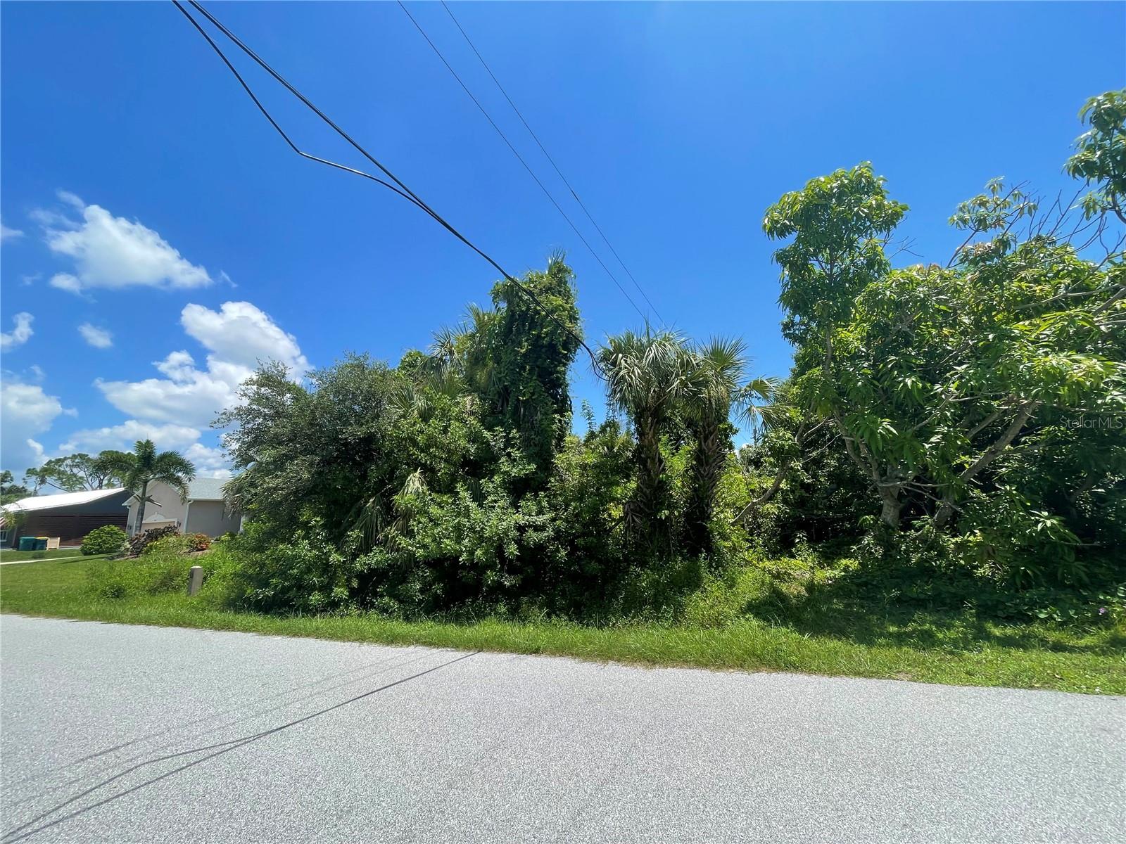 301 SKYLARK LN NW