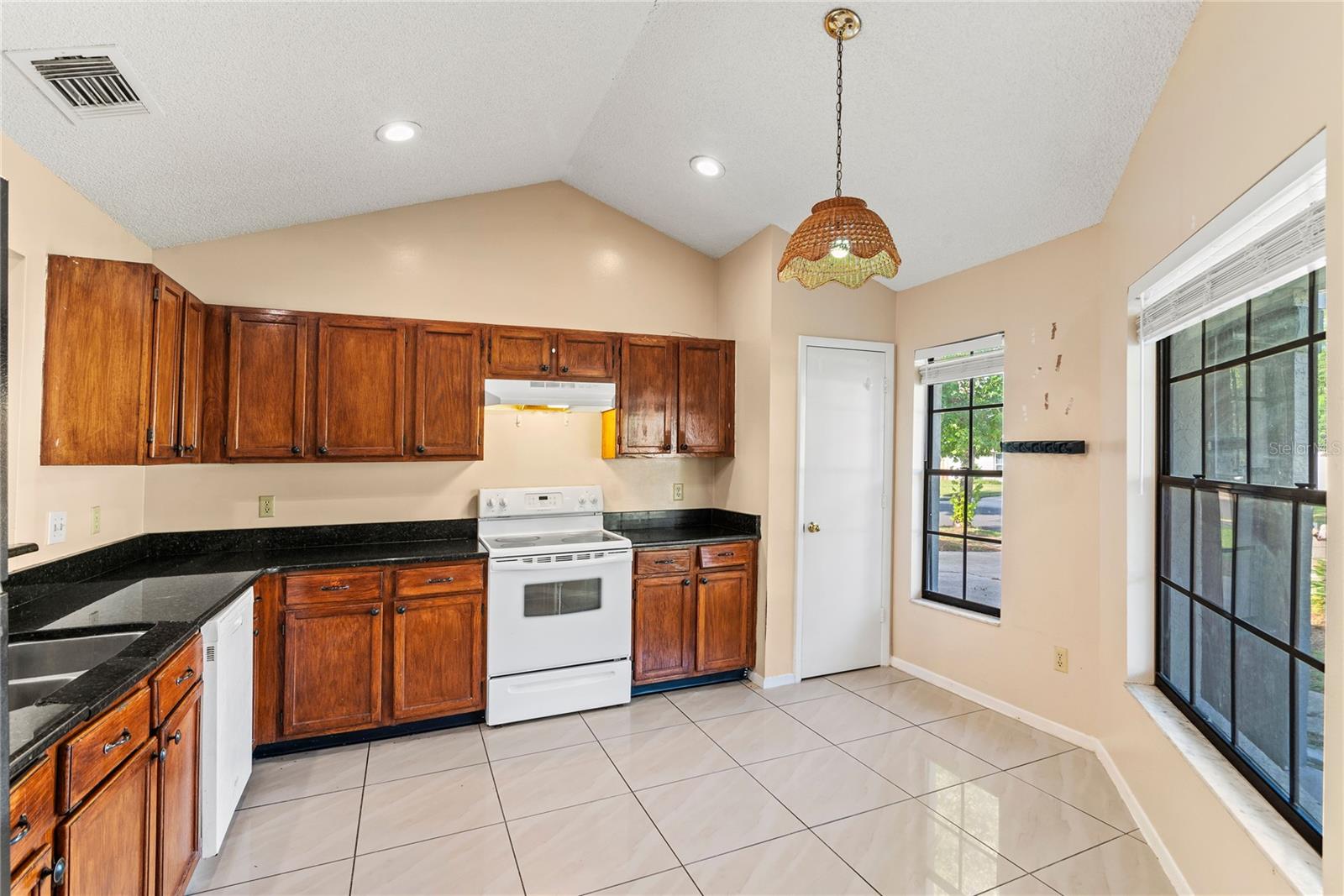 1023 MCKINNON AVE