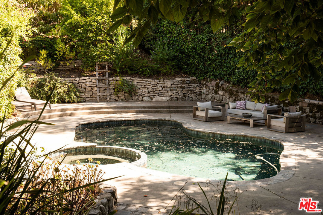 2410 Nichols Canyon Rd