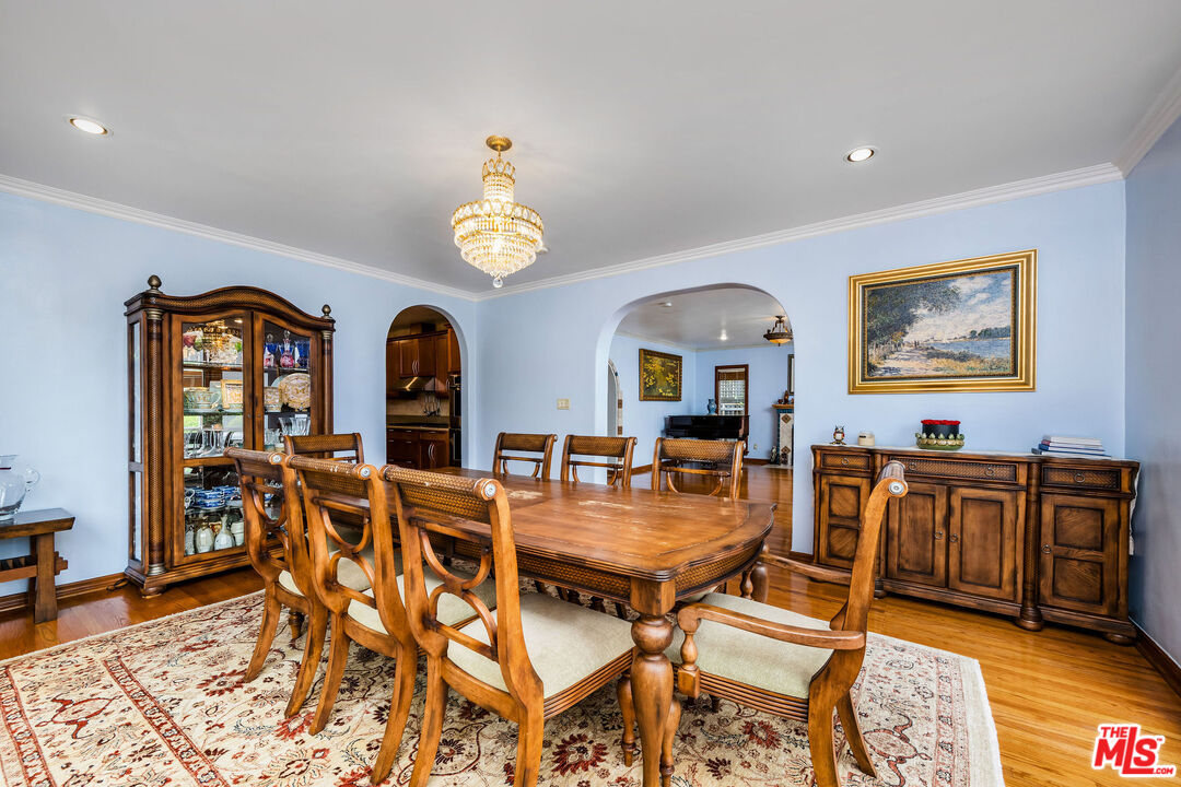 257 S Van Ness Ave