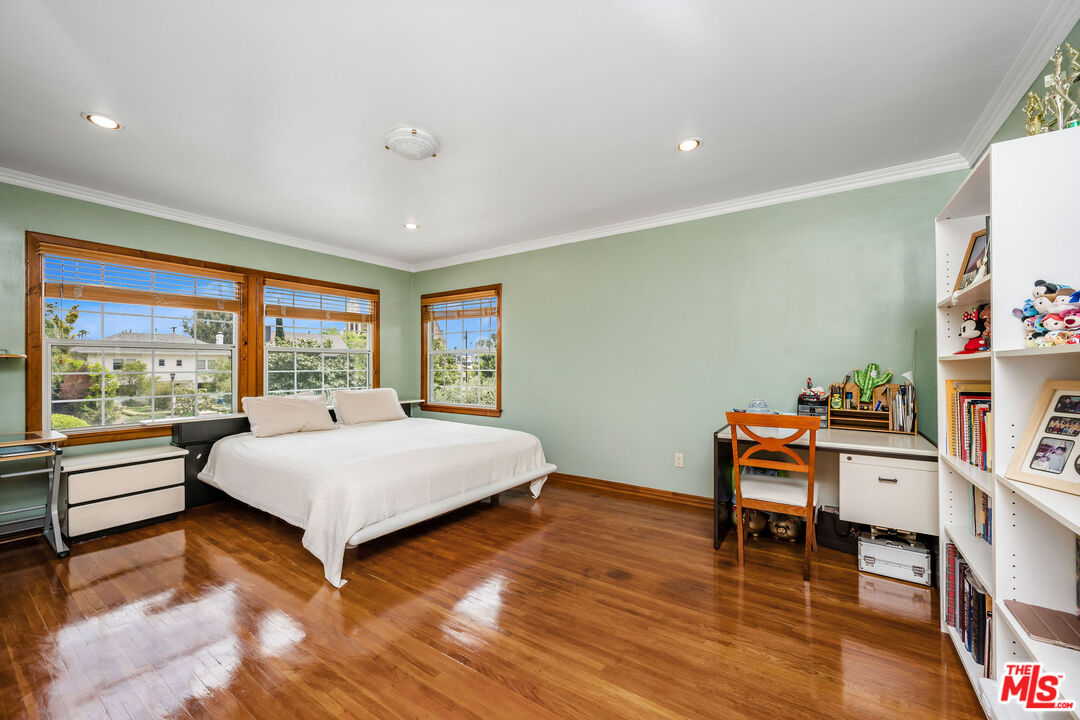 257 S Van Ness Ave