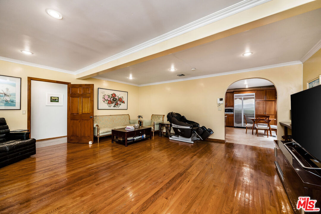 257 S Van Ness Ave