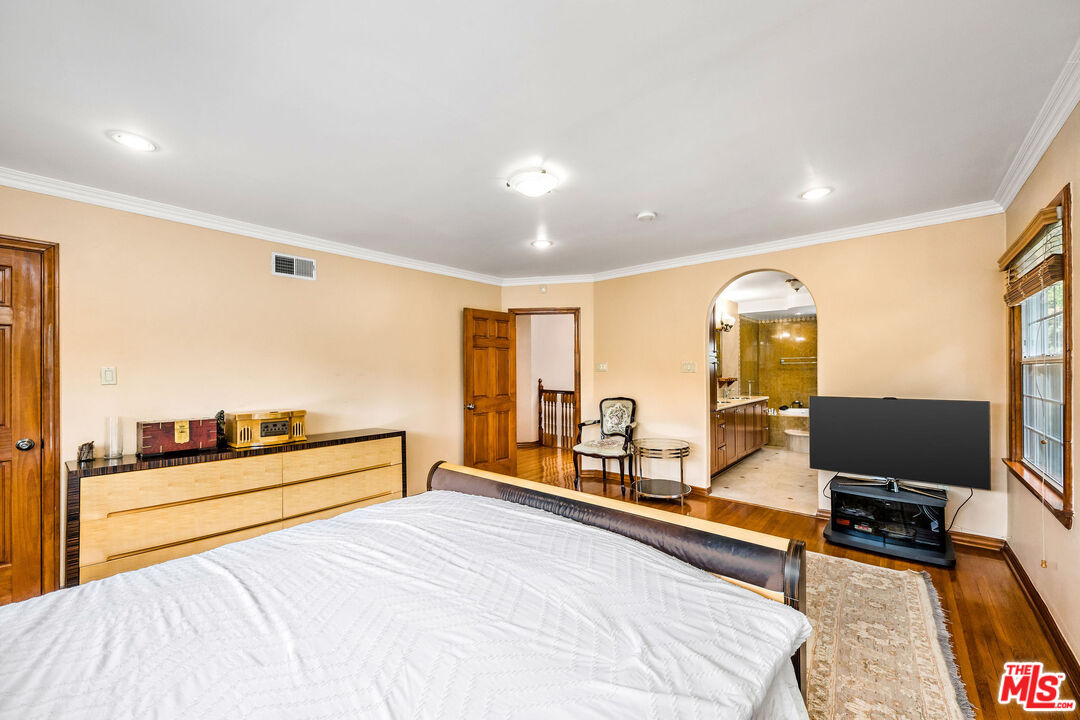 257 S Van Ness Ave