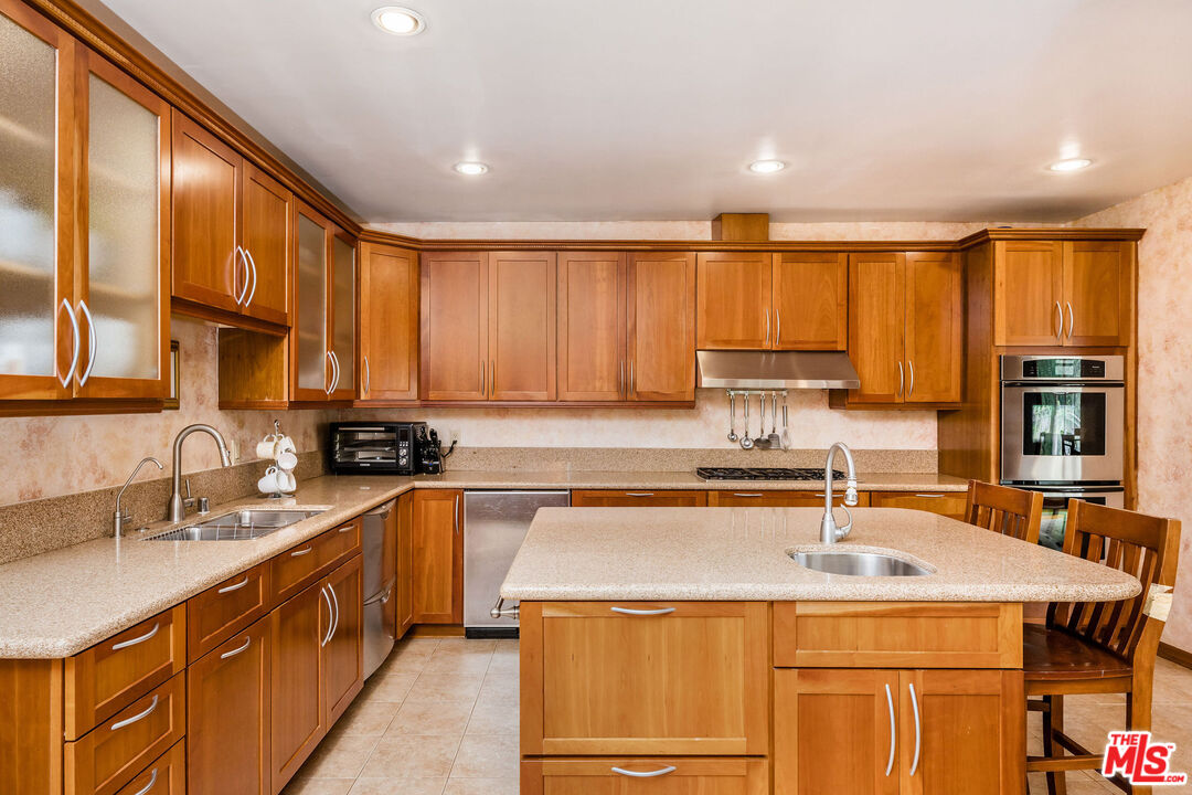 257 S Van Ness Ave