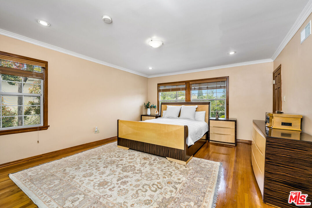 257 S Van Ness Ave