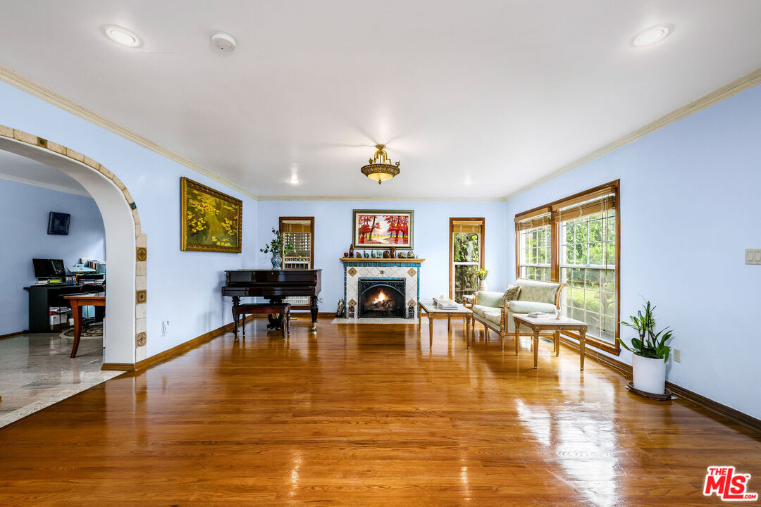 257 S Van Ness Ave