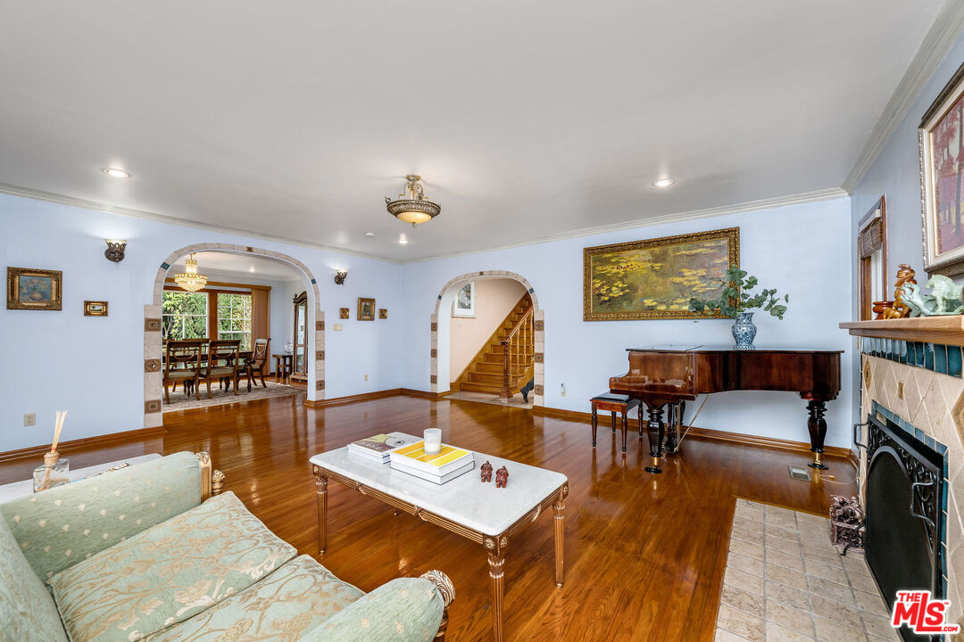 257 S Van Ness Ave