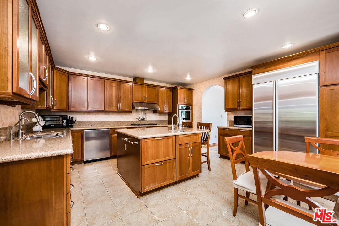 257 S Van Ness Ave