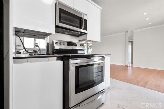 532 N Rossmore AVE Unit: 411