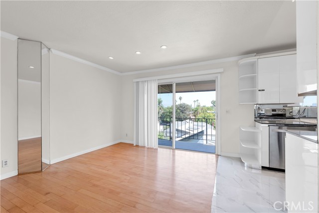 532 N Rossmore AVE Unit: 411