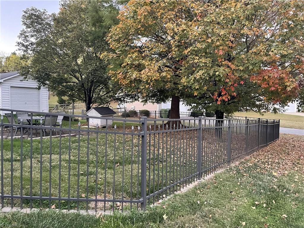 1233 Salem Crossing Road