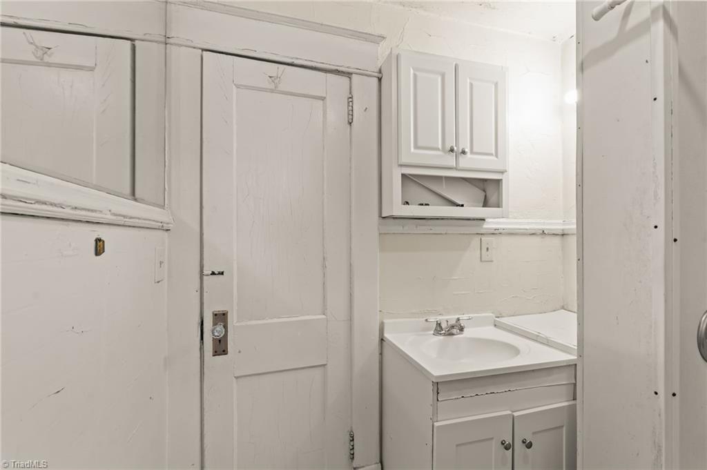 611 W Lexington Avenue