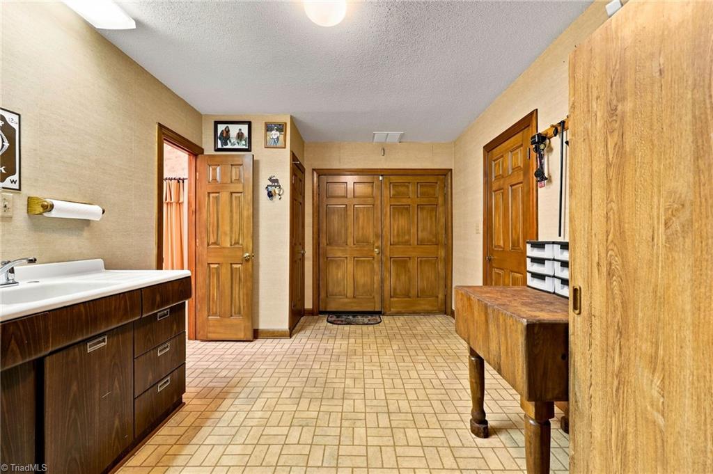 4401 Oakview Drive