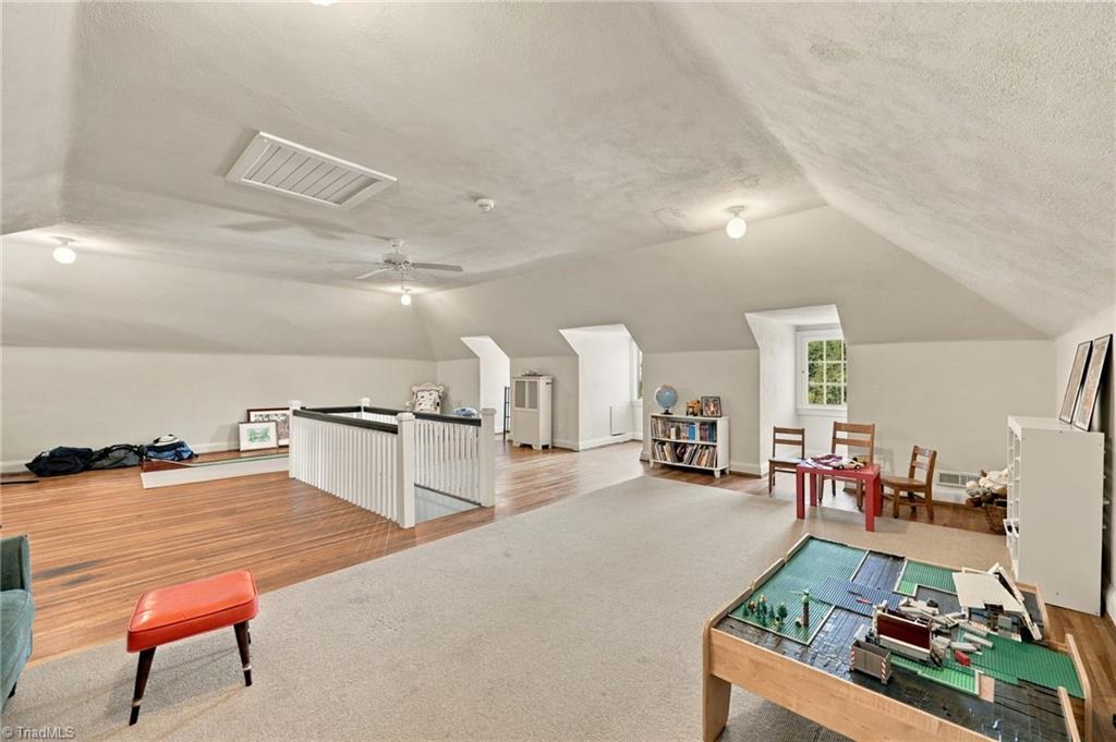 425 Hillcrest Drive