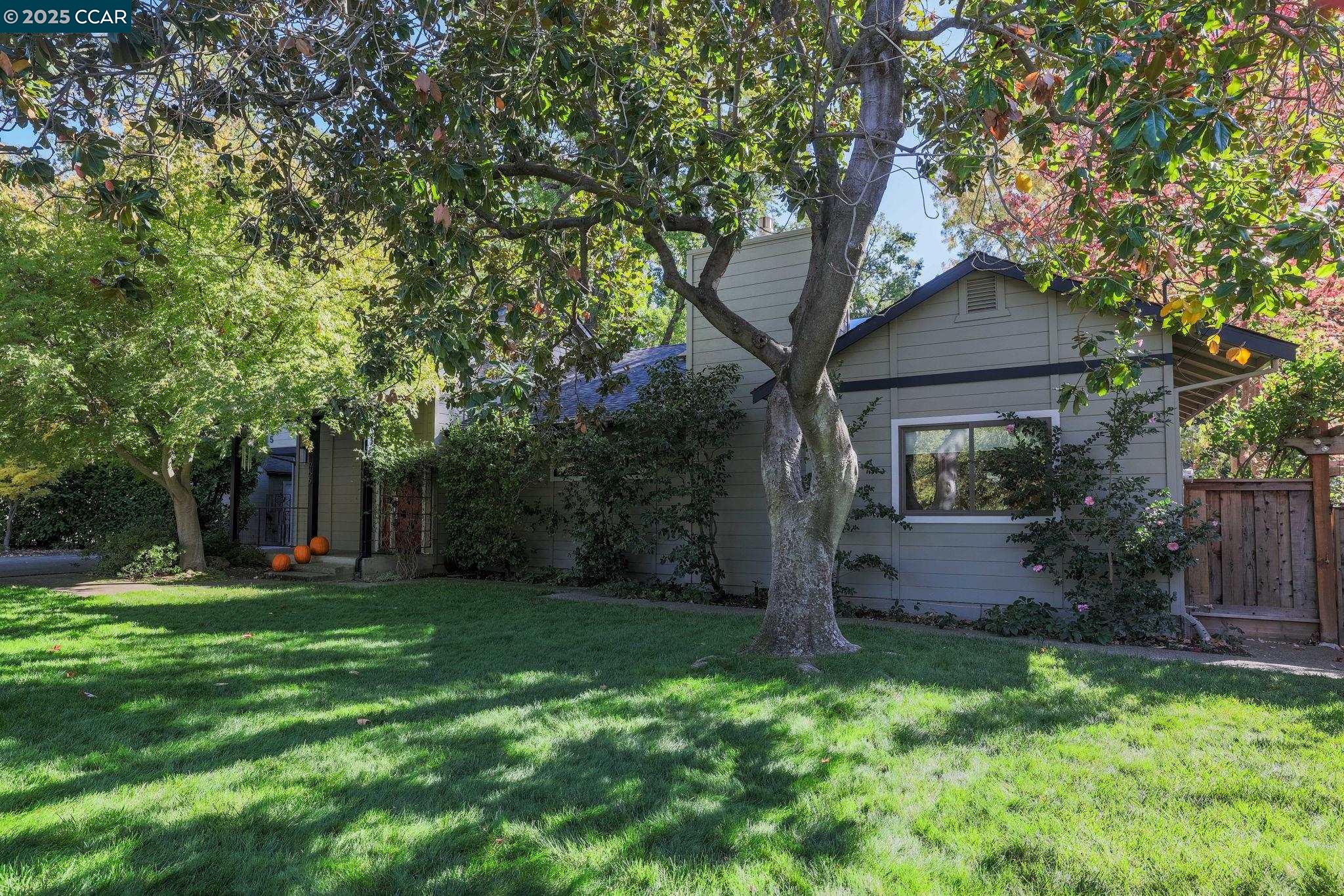 955 Hawthorne Dr