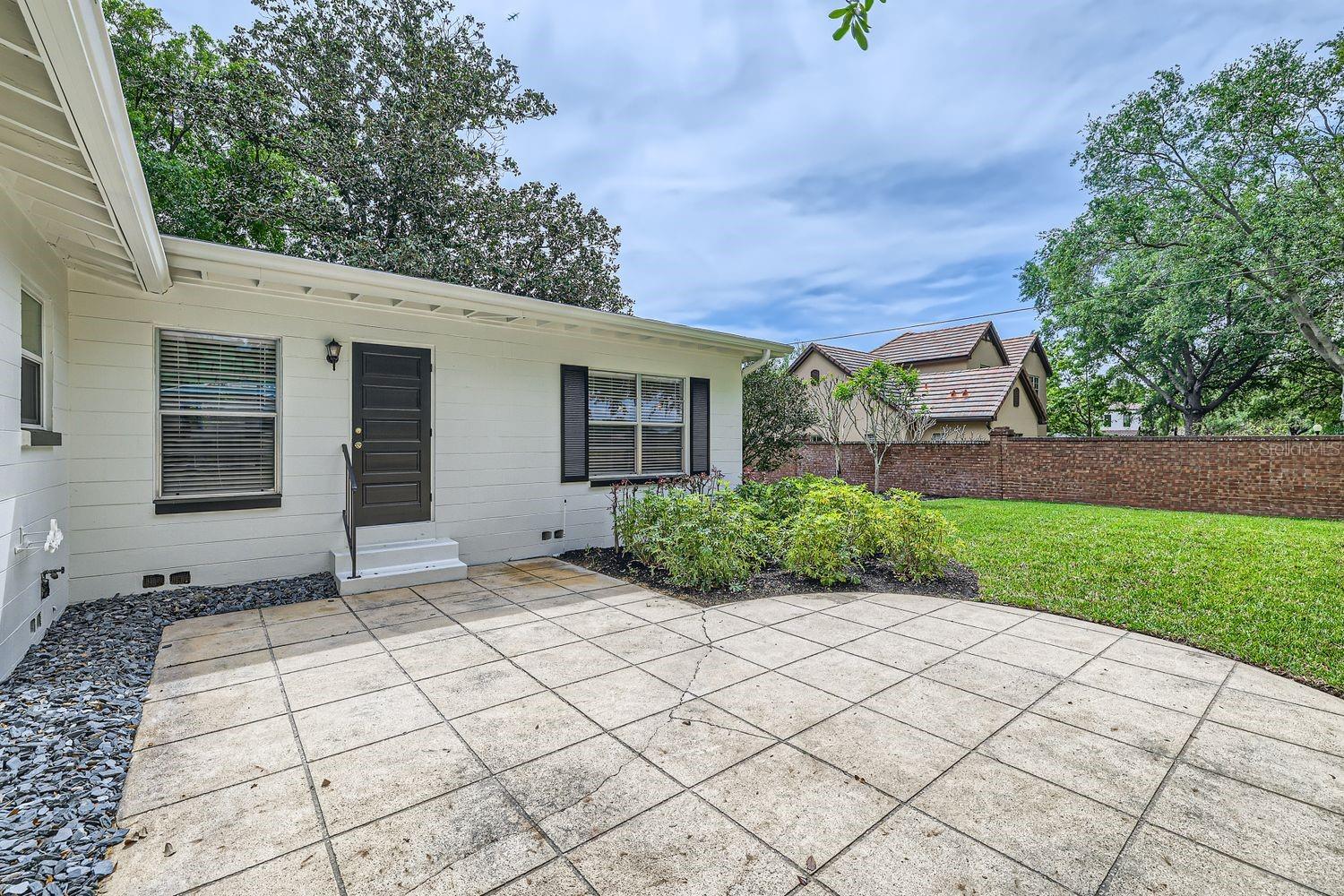 425 BALMORAL RD