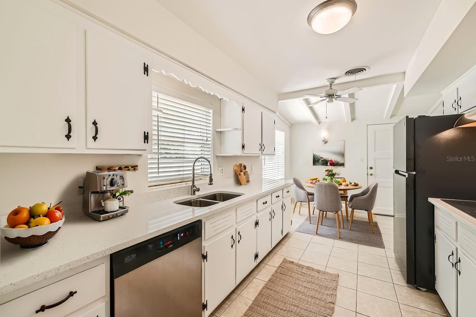 425 BALMORAL RD