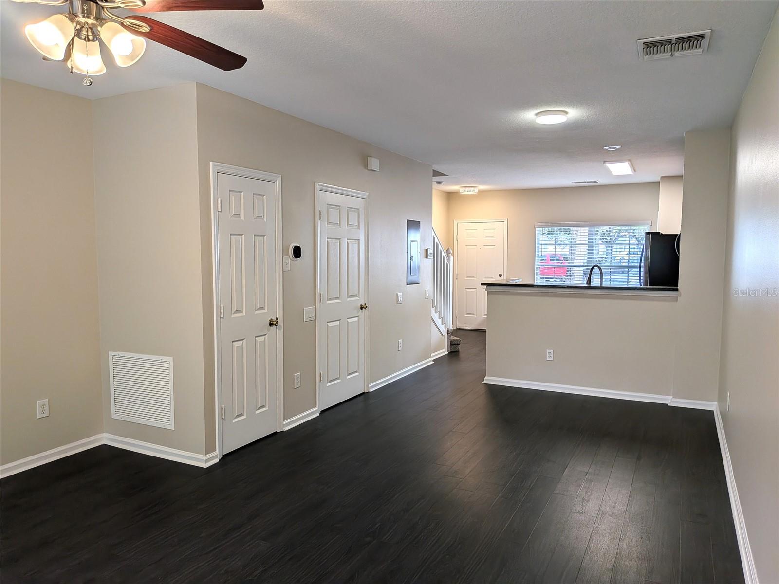 902 VINELAND PL