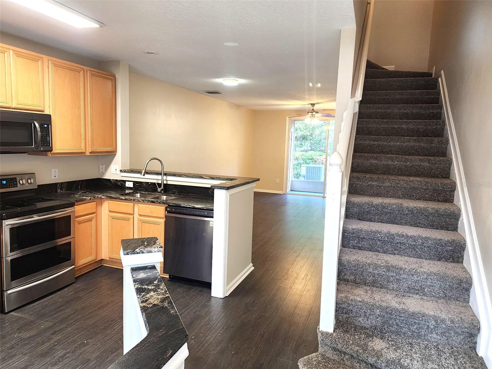 902 VINELAND PL
