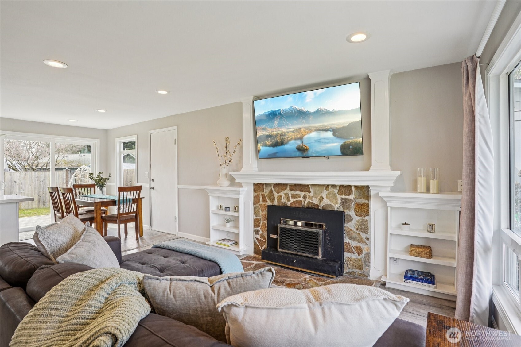 3709 NE 9th Court