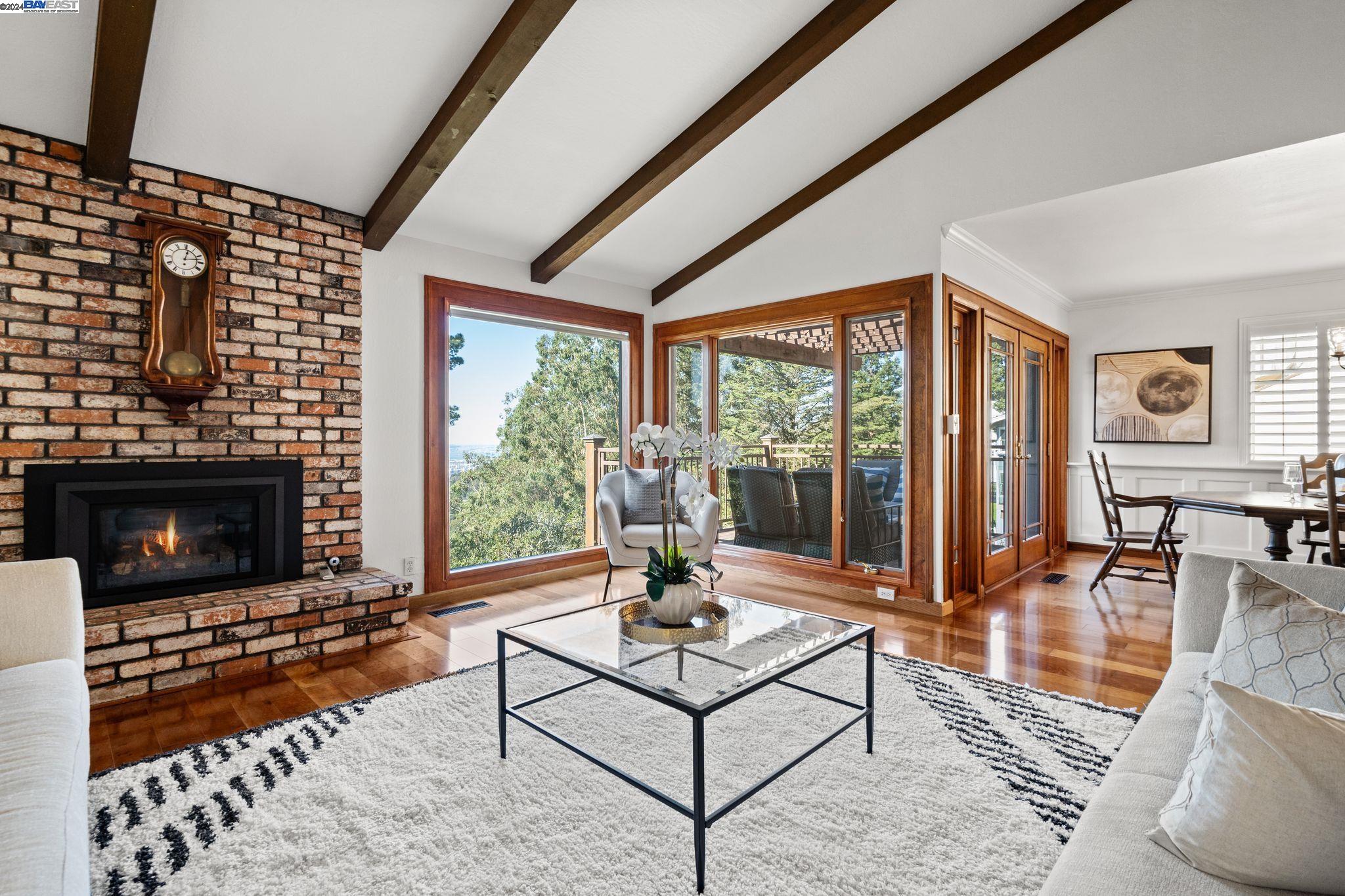 2323 Manzanita Dr
