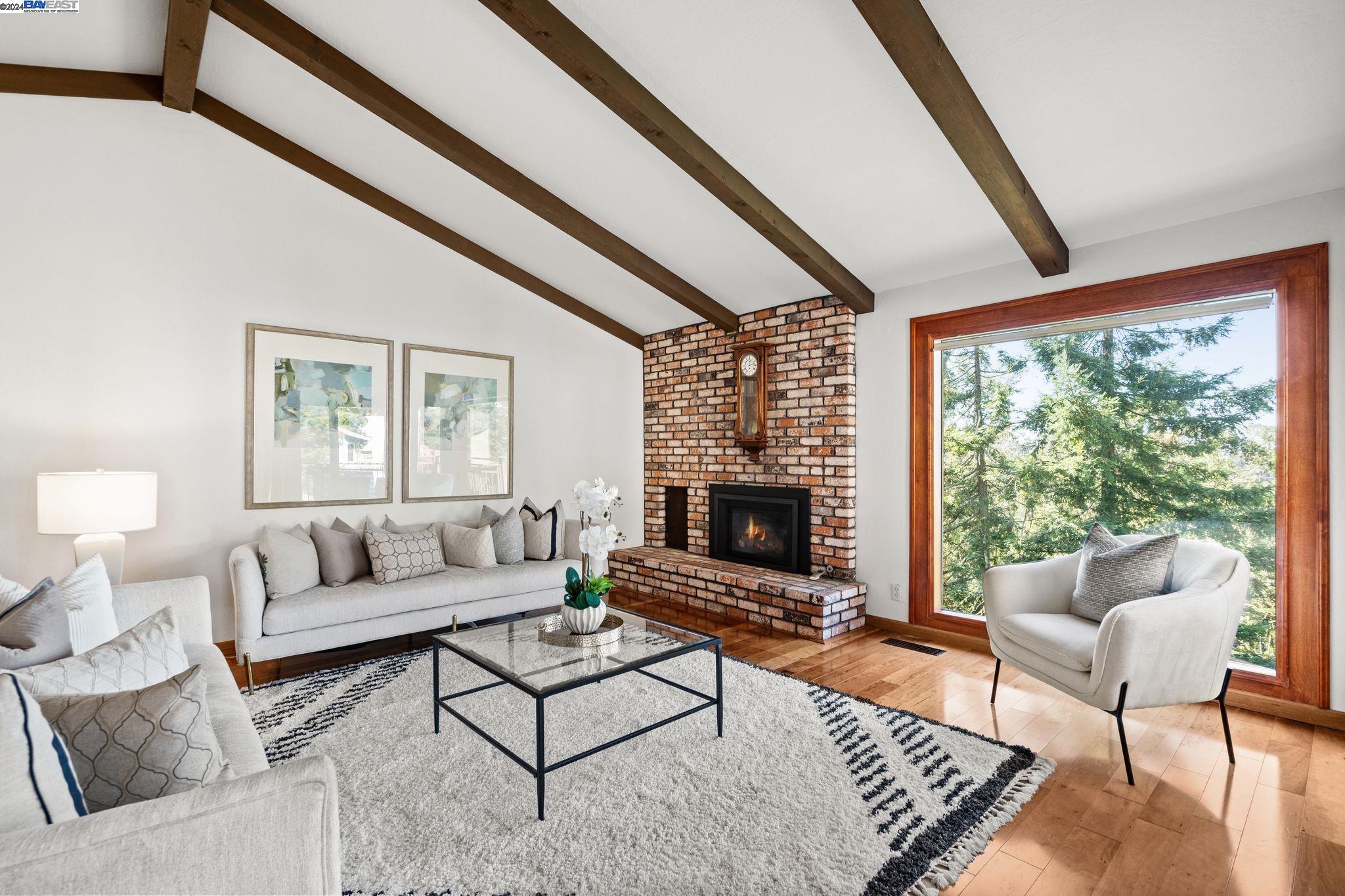 2323 Manzanita Dr