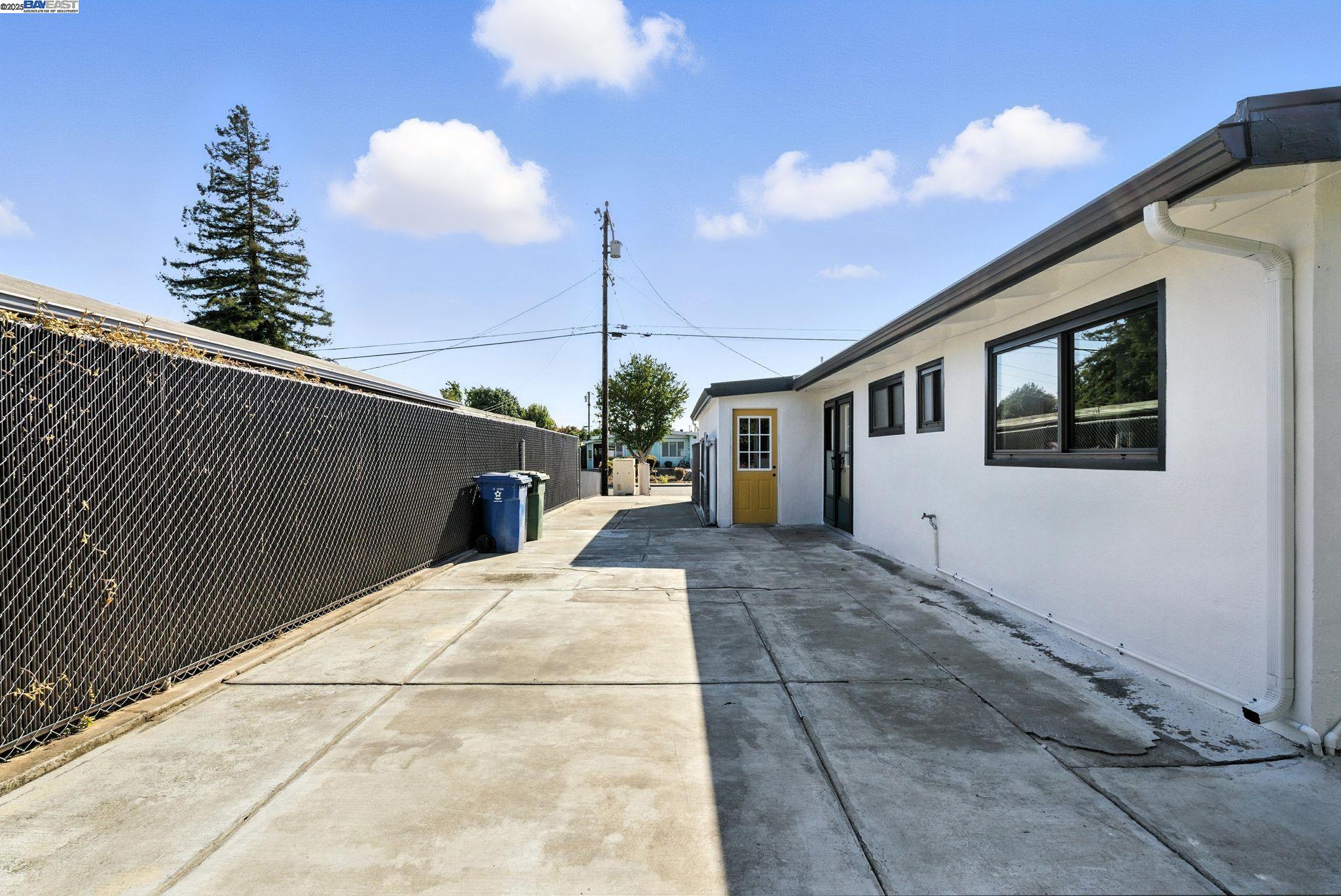 36686 Charles St
