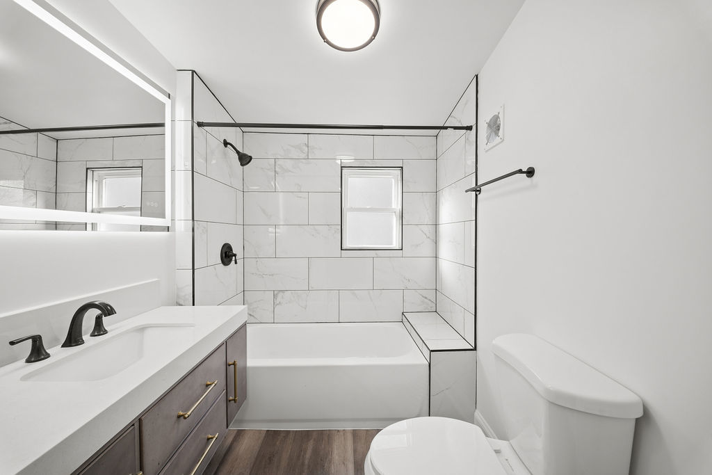 9328 S PAXTON Avenue