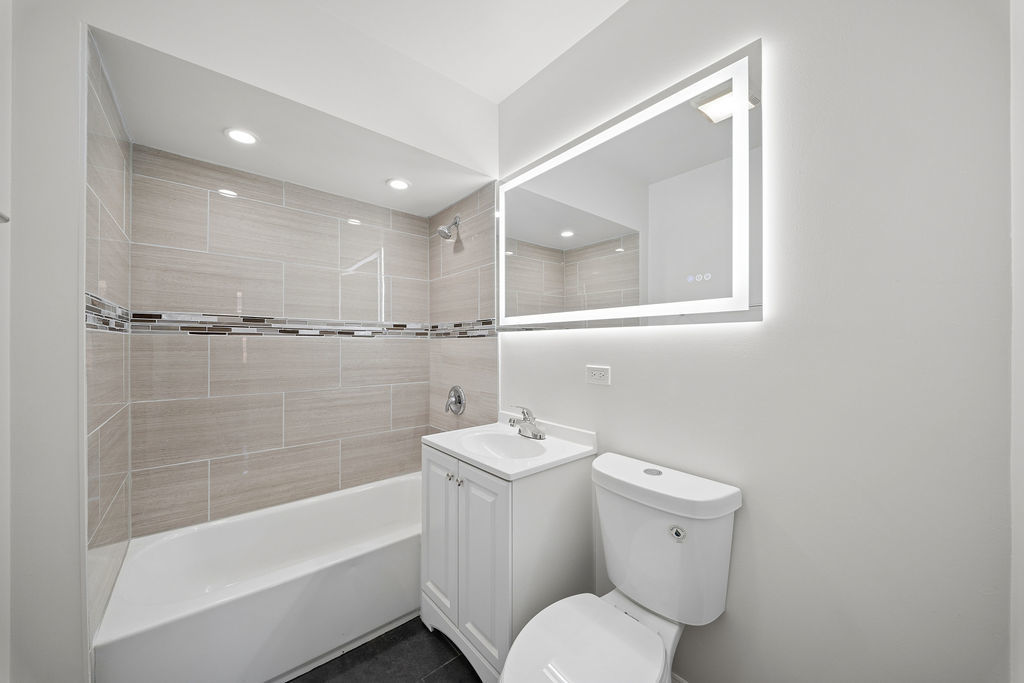 9328 S PAXTON Avenue