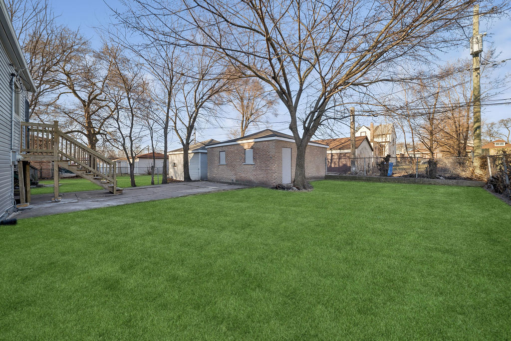 9328 S PAXTON Avenue