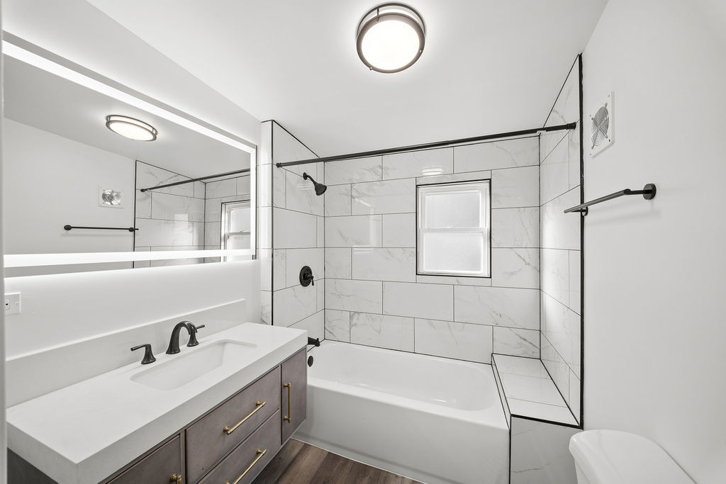 9328 S PAXTON Avenue