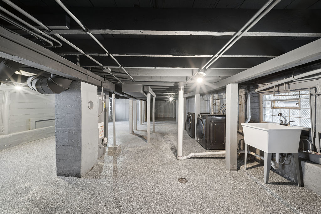 9328 S PAXTON Avenue