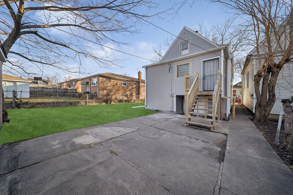 9328 S PAXTON Avenue