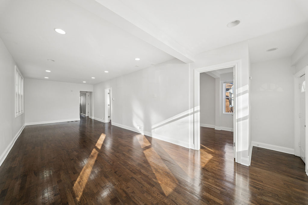 9328 S PAXTON Avenue