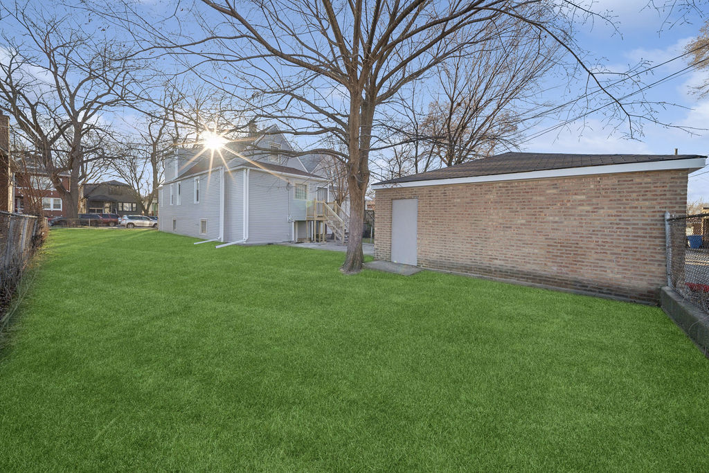 9328 S PAXTON Avenue