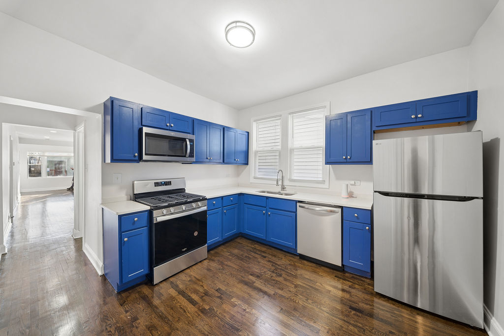 9328 S PAXTON Avenue