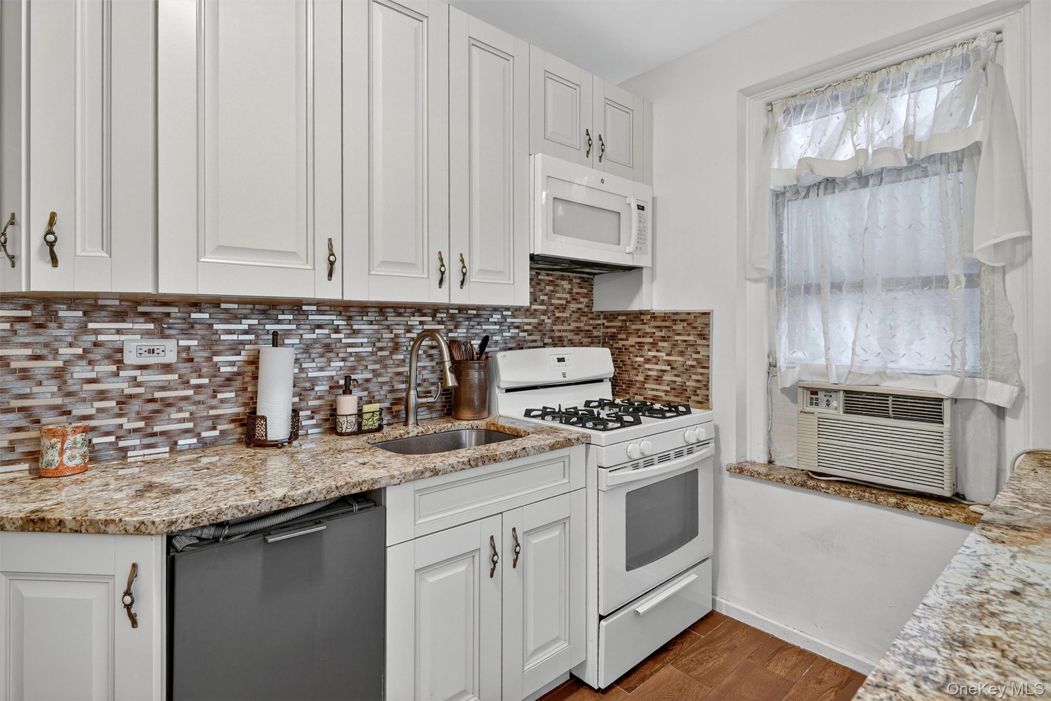 601 Pelham Parkway N Unit: 106