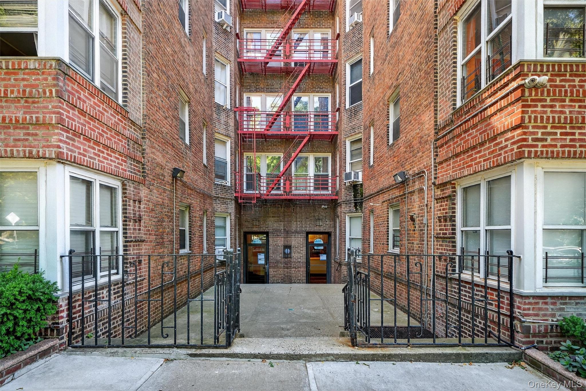 601 Pelham Parkway N Unit: 106