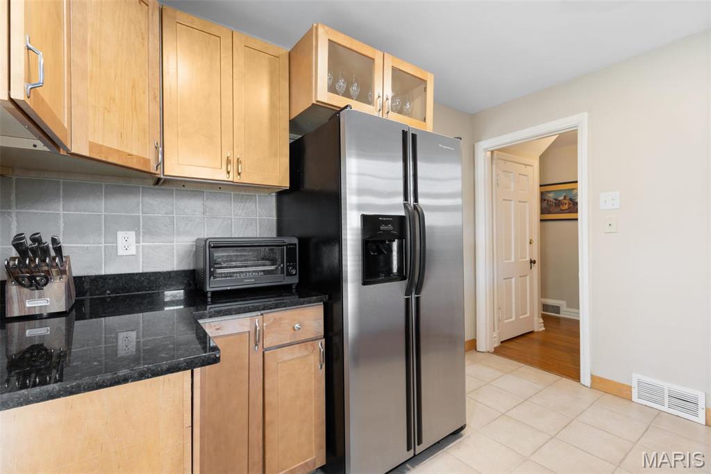 7487 Shaftesbury Avenue