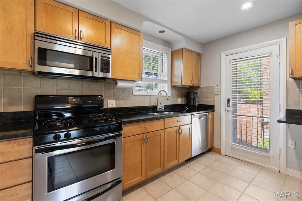 7487 Shaftesbury Avenue