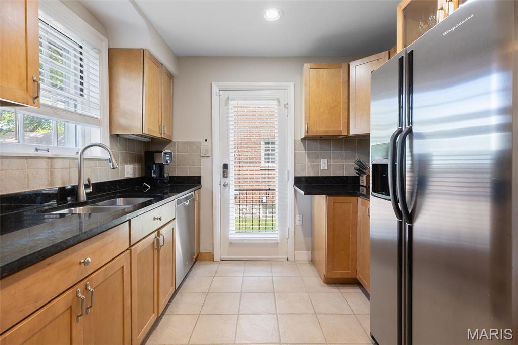 7487 Shaftesbury Avenue