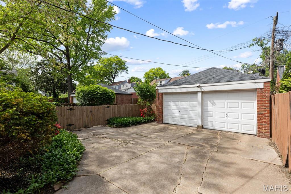 7487 Shaftesbury Avenue