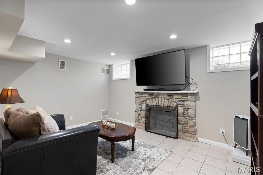 7487 Shaftesbury Avenue