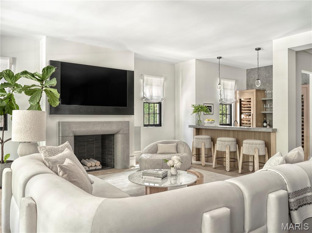 132 N Brentwood Boulevard