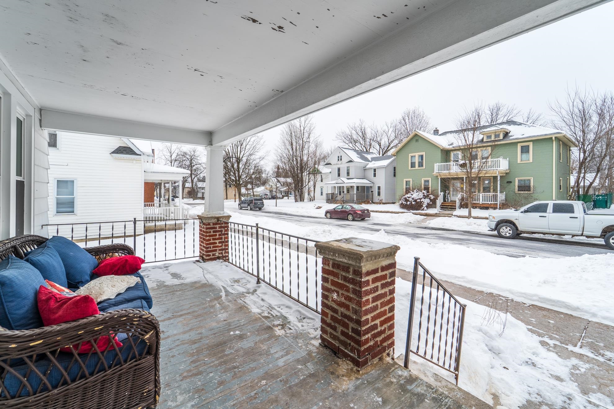 711 CHICAGO AVENUE