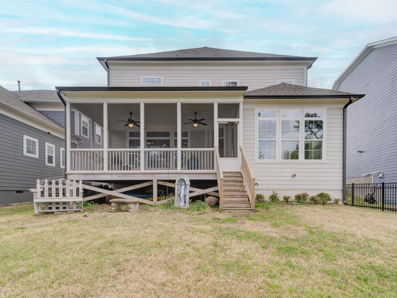 605 Lake Holding Street