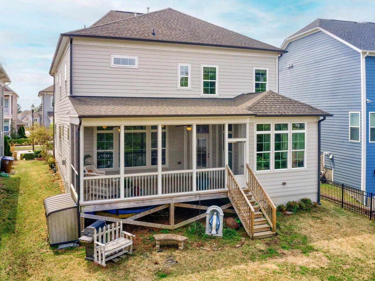 605 Lake Holding Street